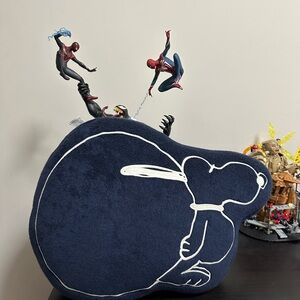 Uniqlo x Peanuts snoopy cushion/pillow